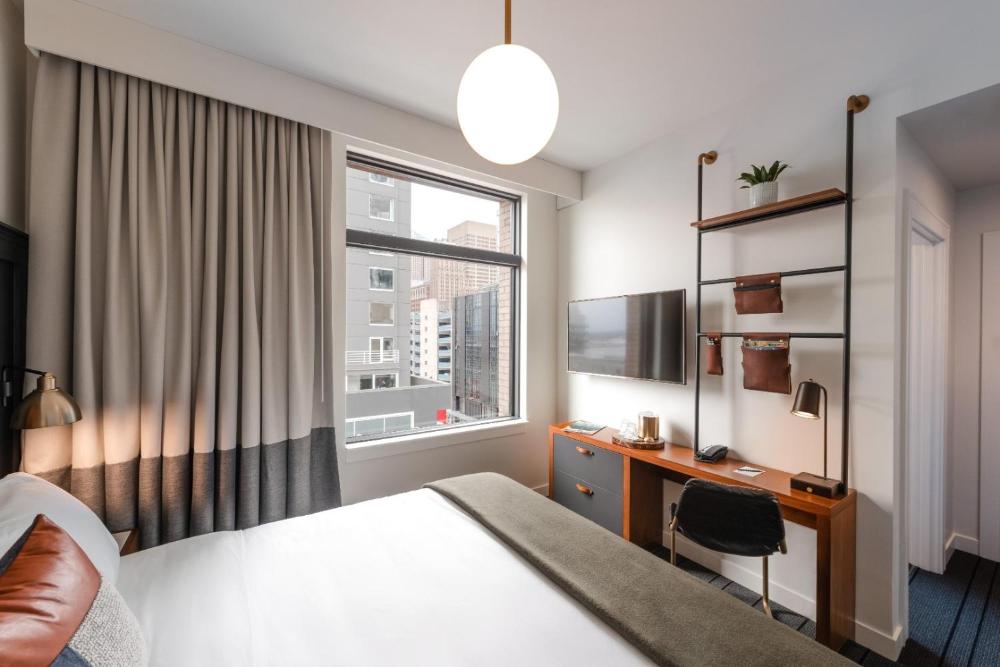 Superior King Room interior